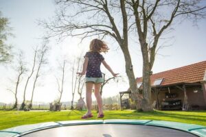 Cvičení na Trampolíně: Zábavný Způsob Jak Získat Formu