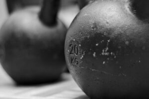 Jak Zvednout na Kettlebell Military Press Polovinu Vlastní Váhy: Program Pro Pokročilé