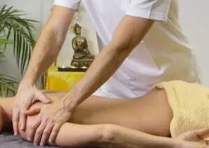 Klasická masáž s reflexologií zad: Dvojitý přístup k uvolnění