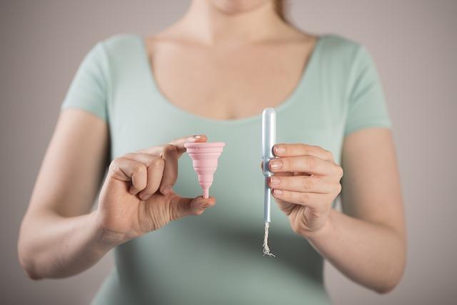 Menstruační bolesti: Jak vznikají a jak je můžeme řešit